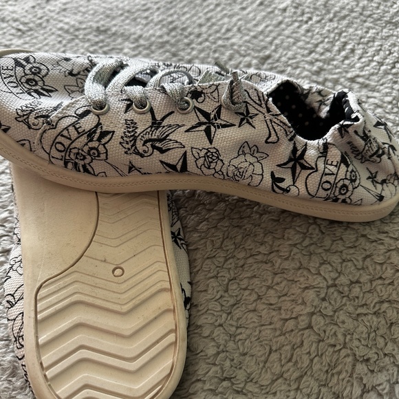 Betsey Johnson White Tattoo Ruched Sneaker (WW) - Size 9W - Picture 6 of 8